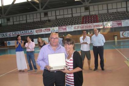 imágenes. A la izquierda, reconocimiento a uno de los distintos equipos femeninos premiados y a la derecha, el capitán del CD Alcázar de liga EBA, Ángel Piedra - santi gomila