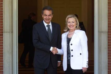 ENCUENTRO. Zapatero y Clinton, ante las puertas de La Moncloa - Reuters