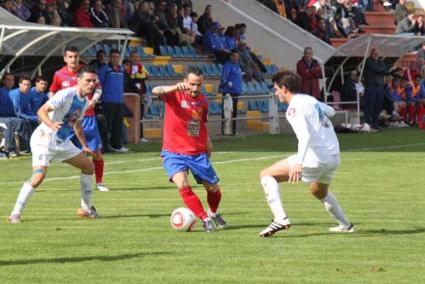 Calidad. El jugador se marcha de dos rivales en el partido de la pasada temporada ante el Benidorm - diario de teruel