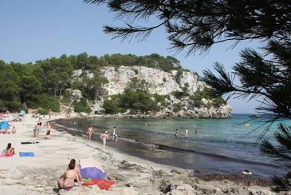 POSIDONIA. Las calas muestran una nueva imagen, más parecida a las postales, pero en la que aún quedan restos de alga - GEMMA ANDREU