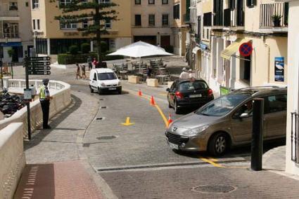 La Policía Local vigila estos días que los conductores respeten las señalizaciones de las nuevas rutas establecidas desde el sábado pasado en el centro de Maó - Javier