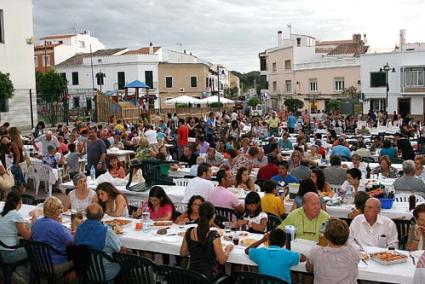 evento. Unas 1.200 personas se congregaron anoche en el ágape que, con motivo de las fiestas, se convierte en punto de encuentro de mercadalenses, también de residentes fuera del municipio, y turistas - Javier