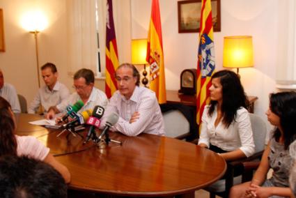 El director de la prisión, José Alfredo Fernández Cuevas, durante la rueda de prensa ofrecida esta mañana - Javier