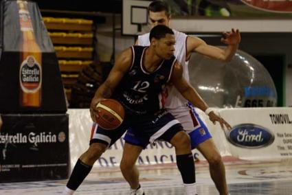 Kalé. El pívot norteamericano, en un partido de la pasada temporada con la camiseta del Ourense - Archivo