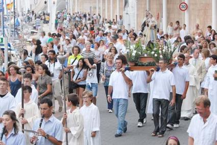 Processó. Sortí de l’església de Sant Miquel, arribà al port i, sense pujar a la barca, el batle i el president de la Confraria de Pescadors feren l’ofrena floral en record dels pescadors difunts - Paco Sturla