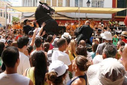 Bots de festa. El jaleo va començar damunt les 11.15 hores, després que les dues autoritats –municipal i religiosa– obrissin la tanda a ritme de pasdoble. Música, públic i cavallers van viure tres voltes de jaleo i la de les canyes verdes - Javier