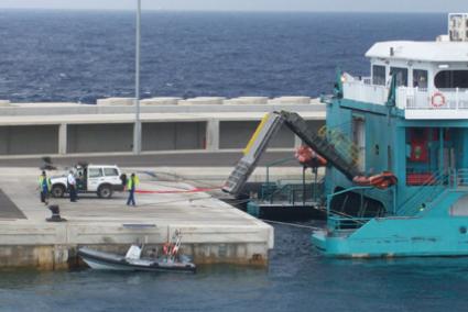 En la imagen se puede apreciar como la Guardia Civil intenta desbloquear la rampa del barco. - Iscomar