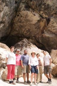 Equipo. Giulia Baratta, Marc Mayer, Pedro Cózar, Margarita Orfila, Elena Sánchez y Mario Gutiérrez, junto a la entrada de la gruta - Toni Seguí