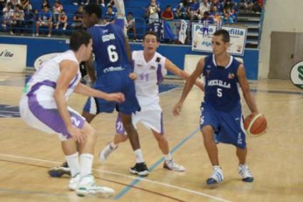 jiménez. El base, en un partido de la pasada temporada con su último equipo, el Melilla Baloncesto - el faro