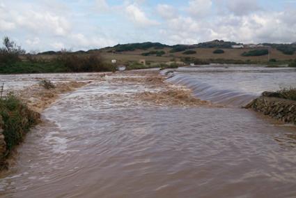 El acceso a Es Mercadal desde las playas de la costa norte se ha inundado por completo y ha cortado la circulación de vehículos. - Raquel Marqués