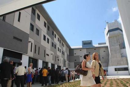 Centro penitenciario. Los funcionarios trabajan en el edificio inaugurado ayer, aunque la llegada de internos se espera para dentro de un mes - Gemma Andreu