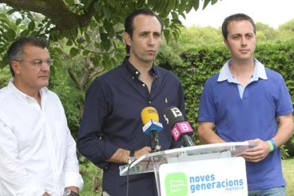 comparecencia. Santiago Tadeo, José Ramón Bauzá y Llorenç Galmés, durante la rueda de prensa ofrecida en un hotel de Son Bou - Javier