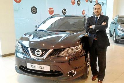 Pedro Miñano, director comercial de Autos Nigorra, junto al nuevo Nissan Qashqai.