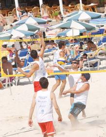 Mucho ambiente. La playa de Cala Blanca gozó de una gran imagen - Paco Sturla