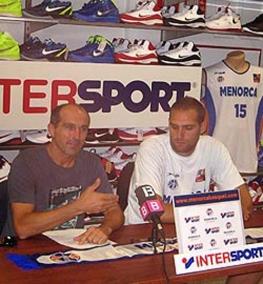 Arteaga. Junto al director técnico, Tisi Reynés, durante la presentación realizada ayer en Intersport - menorca bàsquet