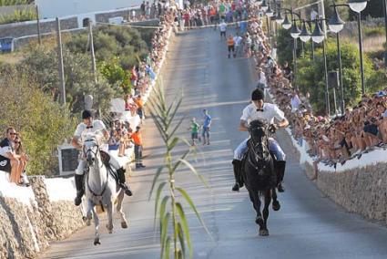 corregudes. La festa es traslladà ahir al Cós on es disputaren les diferents Corregudes. Les carreres a cavall comptaren amb vuit corredors, només hi hagué un participant en les corregudes amb ase i 17 en atletisme - Paco Sturla