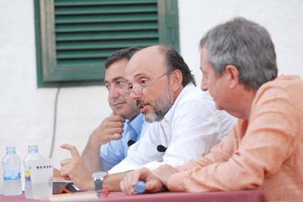 Plaça de l’església. El eurodiputado Emilio Menéndez presentó al ponente Javier Monzón de Cáceres - Paco Sturla