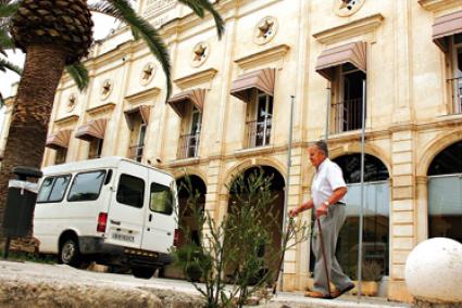 La Policía investiga un caso de agresión sucedido esta mañana en el Geriátrico de Ciutadella. - Archivo