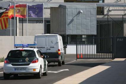 Conducción. Un furgón de la Guardia Civil escoltado por un vehículo patrulla del mismo cuerpo condujo en sucesivos viajes los veinte reclusos desde el Aeropuerto de Menorca hasta el Centro Penitenciario de la carretera de Sant Lluís - Javier