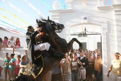 caballos. La plaza de la iglesia, repleta de ciudadanos sacando fotografías, acogió ayer el tradicional jaleo con el ritmo de la Banda de Música de Es Migjorn Gran de fondo - Javier