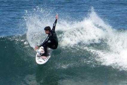 En La Coruña. Con 19 años, éste es el segundo verano que ejerce como monitor en el Art Surf Camp de la playa de Razo, en Galicia - Xec Gomila