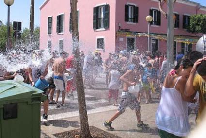 EUFORIA. Las mangueras de los camiones cisterna comenzaron a arrojar agua a las 12.30 horas. A partir de ese momento, se inició la batalla acuática. Cubos y pistolas de agua fueron los elementos más utilizados para mojar a vecinos, familiares y amigos - Gemma Andreu