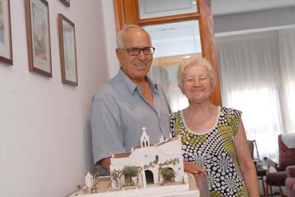 A casa. En Perico i na Tònia amb una maqueta de l’ermita que els van regalar en complir els 50 anys de casats - paco sturla