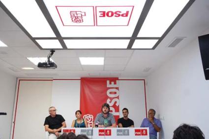 PSOE. El portavoz del grupo socialista, Vicenç Tur, junto a otros miembros del partido, ayer en Maó - Paco Sturla