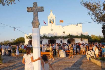 Homenatge. El bisbe lliurà un record als voluntaris que durant anys han tingut cura de l’ermita rural i agraí a tots els rectors de Sant Rafel la responsabilitat de fer-se’n càrrec de l’església rural - Paco Sturla