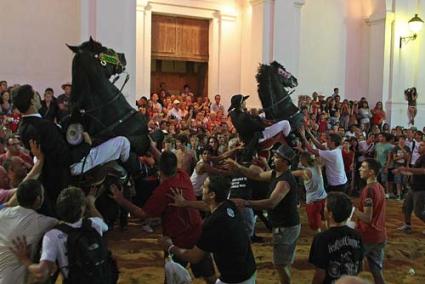 Animació. Grups d’amics, famílies i turistes. Tothom va gaudir al màxim de la festa dels cavalls que va omplir de bot a bot el pla de sa Creu - Gemma Andreu