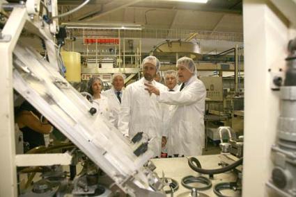 Visita. Bauzá y Gornés visitan las instalaciones de la fábrica de Quesería Menorquina - Javier