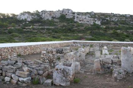 Restos de la basílica paleocristiana de Son Bou (siglos V-VIII). Al fondo la necrópolis talayótica de hipogeos - Fernando Labad