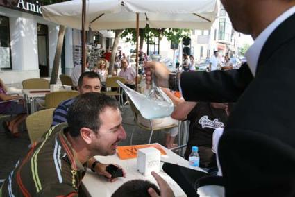 preparativos. El Ayuntamiento era un ir y venir de personas, cañas verdes arriba, ‘aigua-ros’ abajo, máquinas alisando arena, y los ciudadanos preparándose para la fiesta - javier