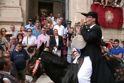 público. Mientras que a las cuatro la Mayoría de asistentes eran familias con niños, una vez finalizado el pasacalles, los jóvenes se abrieron paso para ver a los caballos - Javier