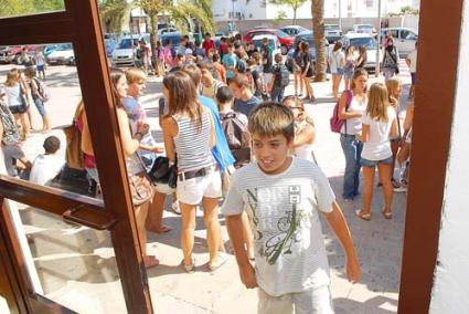 Actividad. Alumnos de ESO y Bachillerato se reencontraron ayer con sus compañeros y profesores - Paco Sturla