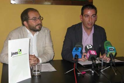 Lectura. Joan Sánchez y Santiago Barro leyeron un manifiesto ayer - M.P.