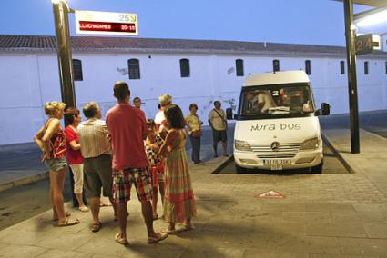 Estación. El autobús de Llucmaçanes ayer tarde en la estación, donde los vecinos habían convocado una protesta que no llegó a celebrarse - Gemma Andreu