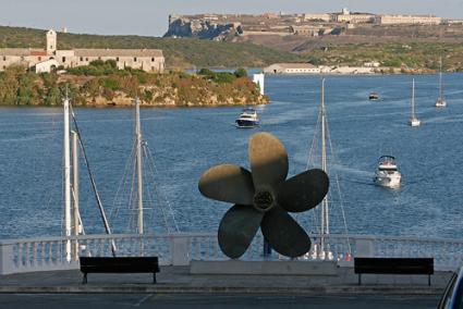 Paseo Marítimo. El artilugio de propulsión, compuesto de cinco aletas helicoidales, luce su impresionante figura, con la Illa del Rei y la Fortaleza de Isabel II al fondo - GEMMA ANDREU