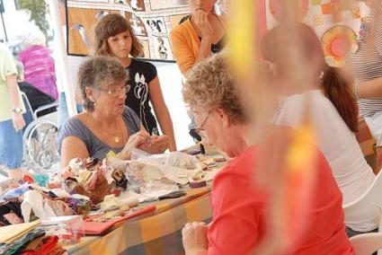 Actividades. Los dieciséis talleres que se ofrecieron en el maratón creativo mantuvieron ocupados a muchos niños y adultos, que disfrutaron haciendo manualidades. - Paco Sturla