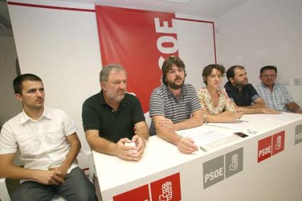 PSOE. Los responsables socialistas de distintos ayuntamientos de Menorca, ayer en su sede de Maó - Javier