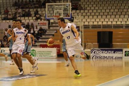 Ganar confianza. El grupo de Berrocal espera ganar y dar una buena imagen en el debut ante su público - Archivo