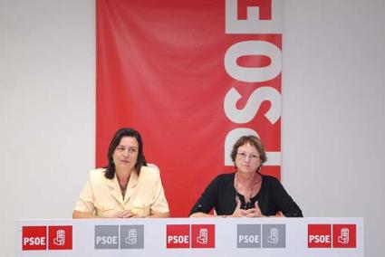 PSOE. La consellera insular Joana Caules y Cristina Rita, ayer en la sede insular del PSOE - Paco Sturla