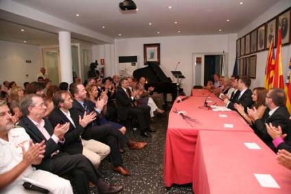 Sala de plenos. La corporación municipal presidió el acto, al que asistieron numerosas autoridades insulares y locales - Javier