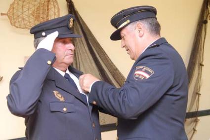 Condecorado. Clemente González, a la izquierda, recibe la Cruz del Mérito Policial de manos de Antonio Prado - Paco Sturla