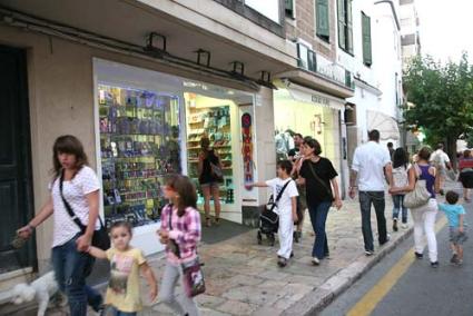 Ambiente. El clima invitaba a ir a la playa por lo que las calles se animaron de las 20 horas en adelante - Javier