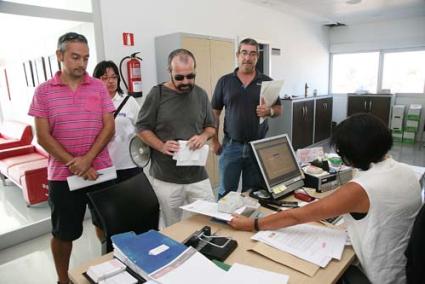 Documento. Los trabajadores y miembros sindicales, entregando el escrito - Javier