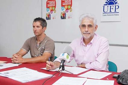 Policía. Pedro Javier Goñalons, junto a Jaime Mulet, en su comparecencia de ayer ante los medios - Paco Sturla