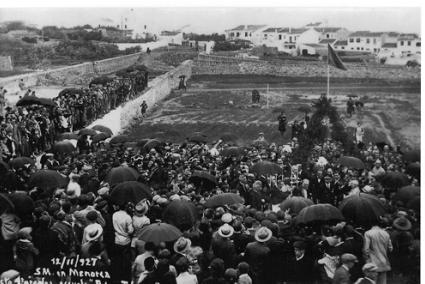 Bendición de la primera piedra del colegio de la Graduada, asistiendo el Rey de España, don Alfonso XIII,
el 12 de noviembre de 1927 - Archivo M. Caules