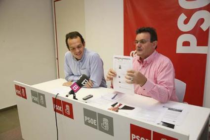 Comparecencia. Marc Pons y Joan Marqués, ayer en la sede del PSOE - Javier