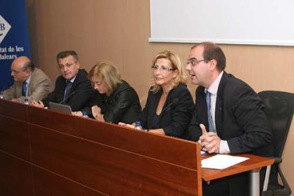 Acto. Autoridades políticas y académicas participaron en el acto de inauguración de un nuevo curso académico de la sede universitaria de la UIB en Menorca - Javier